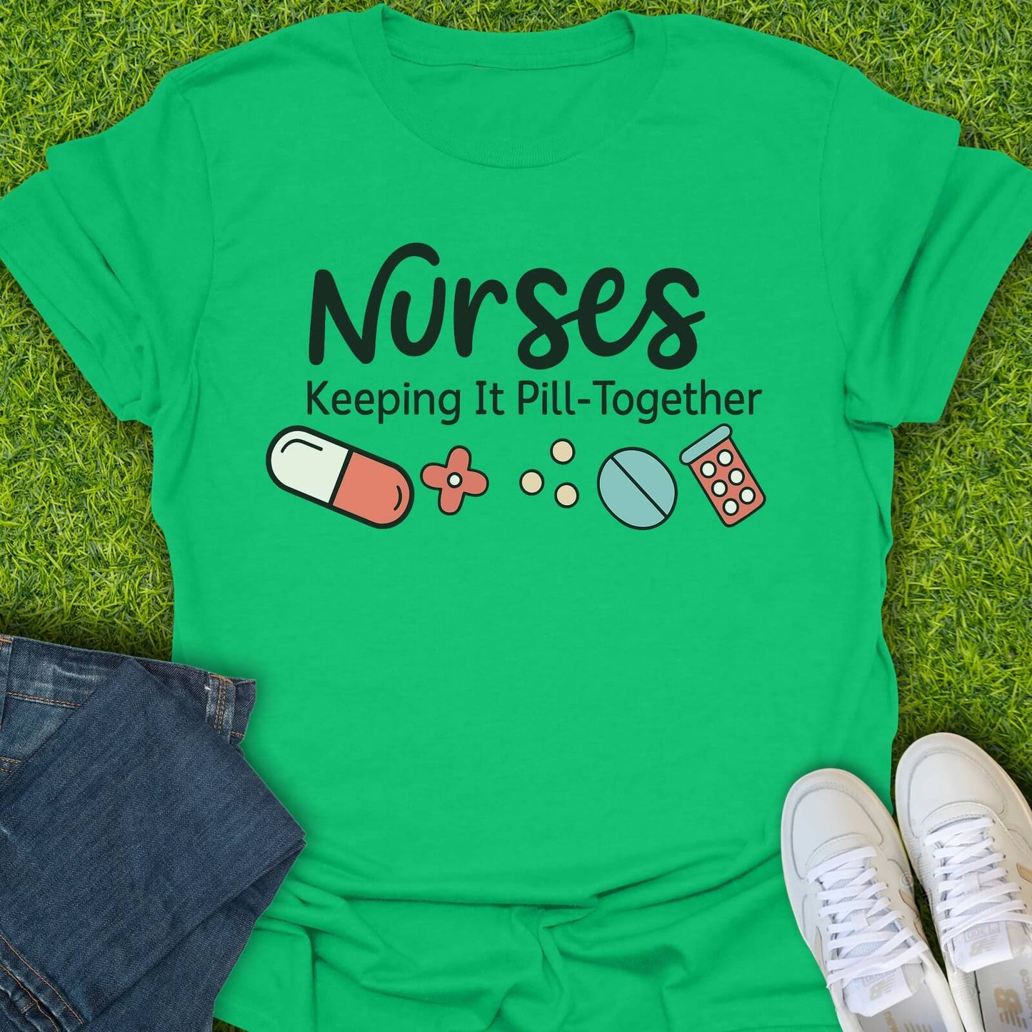 T-Shirt Irish Green / S Nurses Keeping It Pill-Together Tee